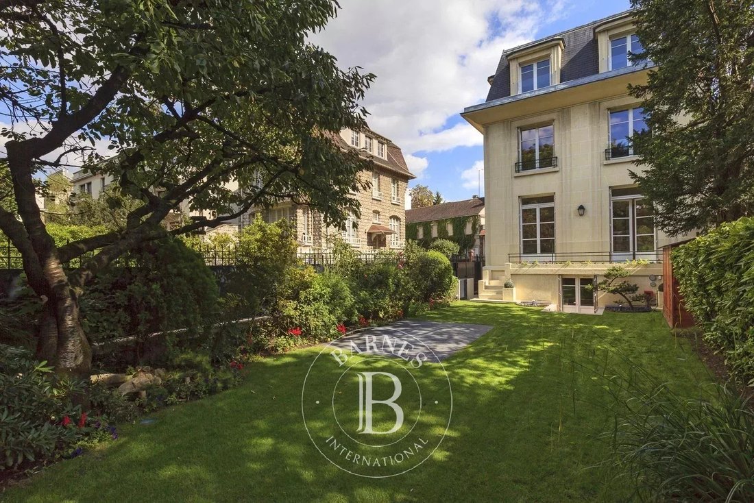Estate in La Plaine des Sablons, Neuilly-sur-Seine, France 1 - 14672791