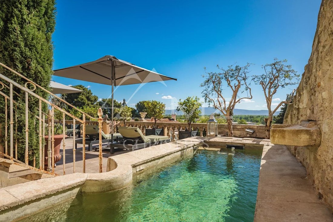 Estate in Châteauneuf-de-Gadagne, Provence-Alpes-Côte d'Azur, France 1 - 14083375
