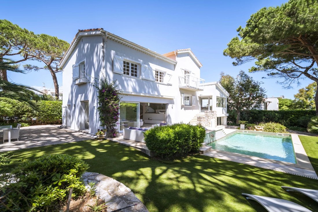 Villa in Antibes, Provence-Alpes-Côte d'Azur, France 1 - 14351685