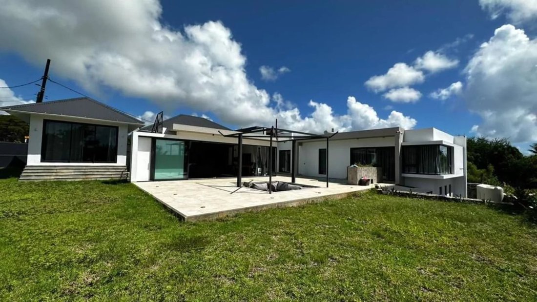Villa in Grand Gaube, Rivière du Rempart District, Mauritius 1 - 14242970