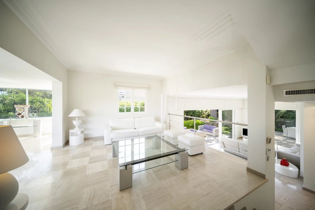 Villa in Antibes, Provence-Alpes-Côte d'Azur, France 4 - 14351685