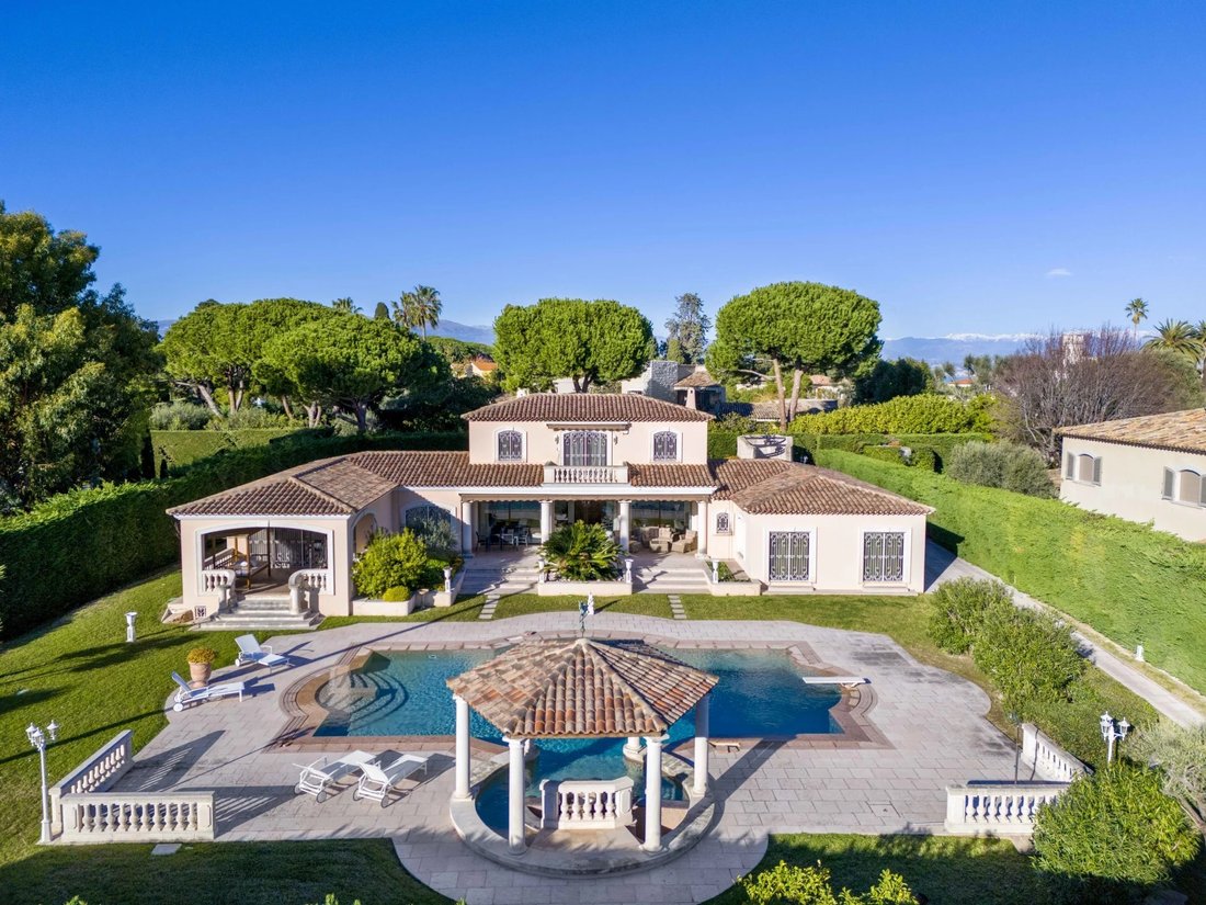 Villa in Antibes, Provence-Alpes-Côte d'Azur, France 1 - 13603798