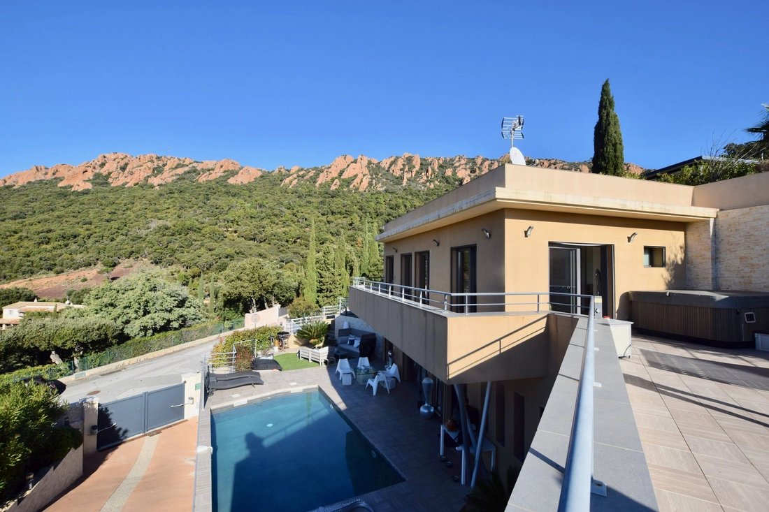 Villa in Le Dramont-Agay-Anthéor-Le Trayas, Saint-Raphaël, France 2 - 11672240