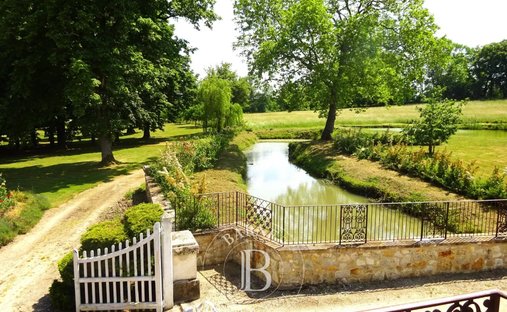 Château Avallon 1500.0 Sqm 25 Bedrooms