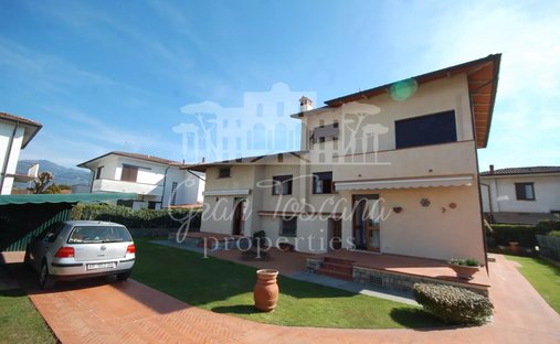 Villa in Tonfano, Pietrasanta, Italy 1