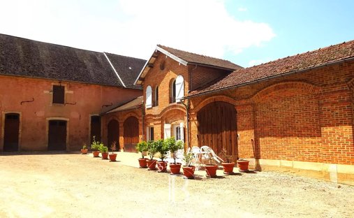 Château Avallon 1500.0 Sqm 25 Bedrooms