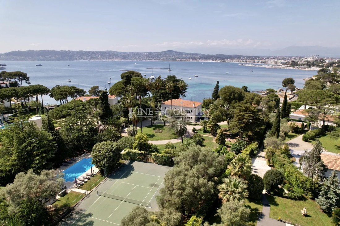 Villa in Antibes, Provence-Alpes-Côte d'Azur, France 1 - 12142070