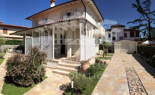 Villa in Pietrasanta, Tuscany, Italy 1