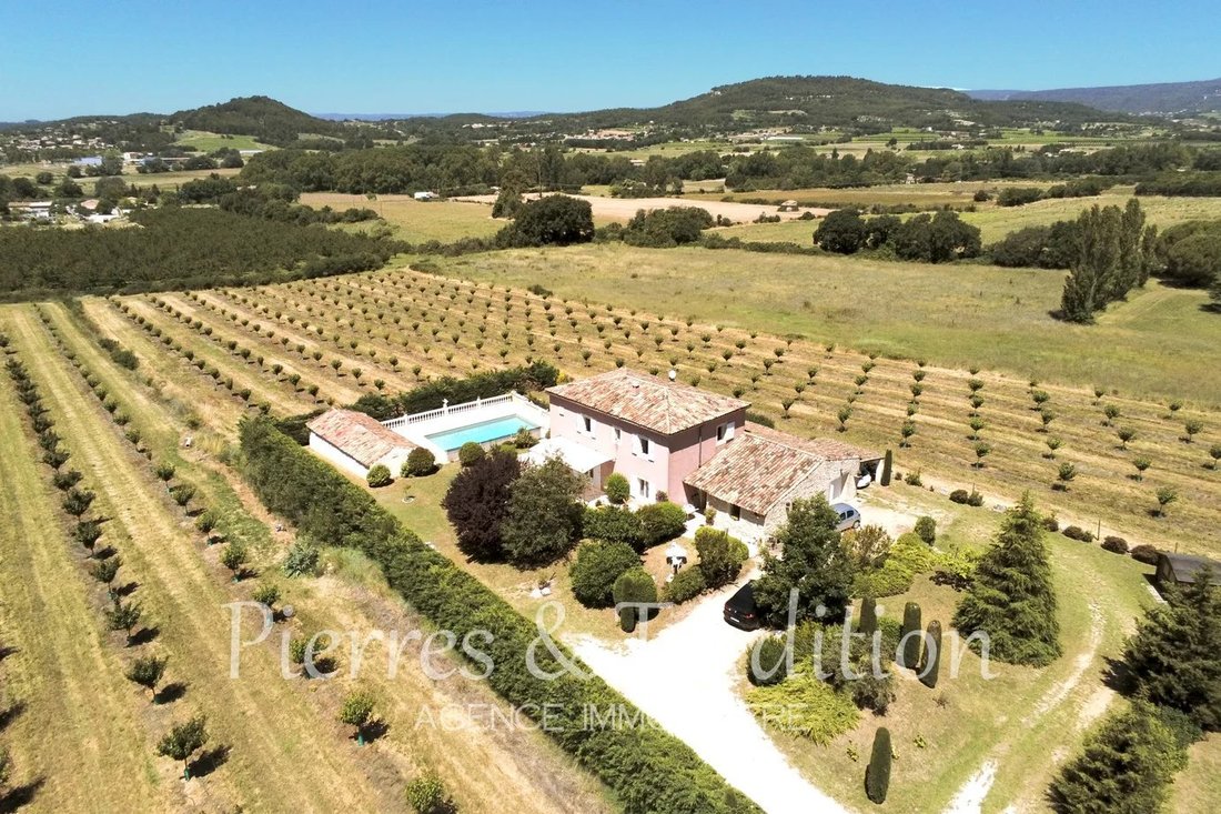 Estate in Apt, Provence-Alpes-Côte d'Azur, France 1 - 13995795