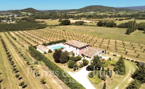 Estate in Apt, Provence-Alpes-Côte d'Azur, France 1