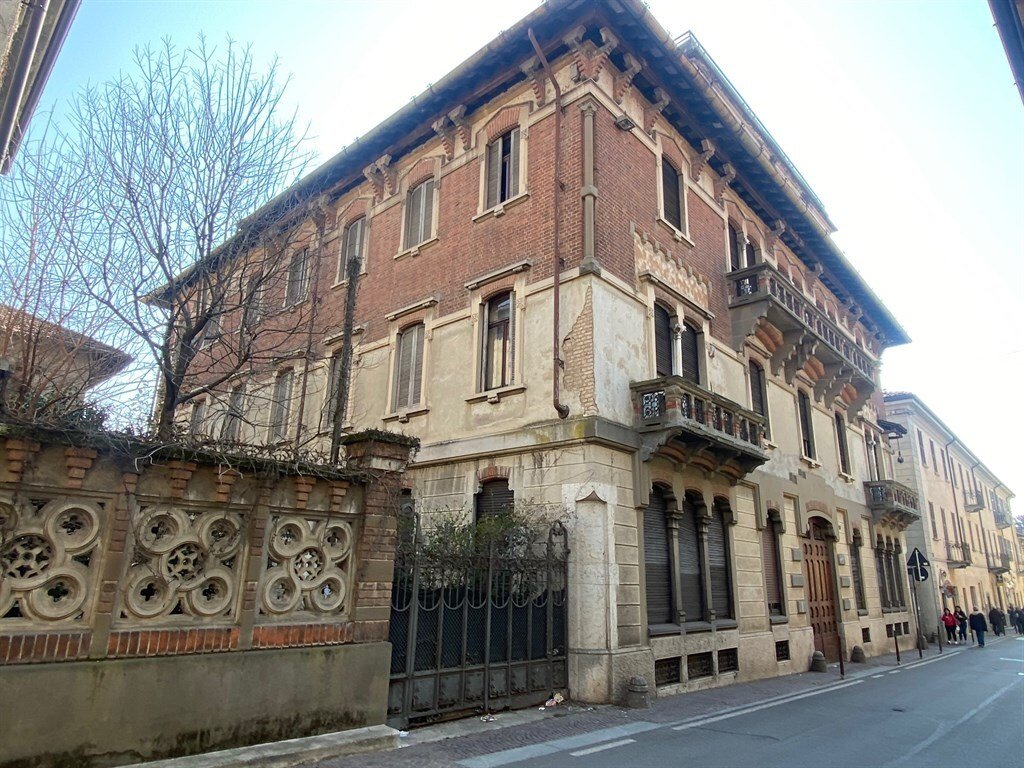 La Corona di Osnago: A Belle Époque Palace Between Lakes and Legends