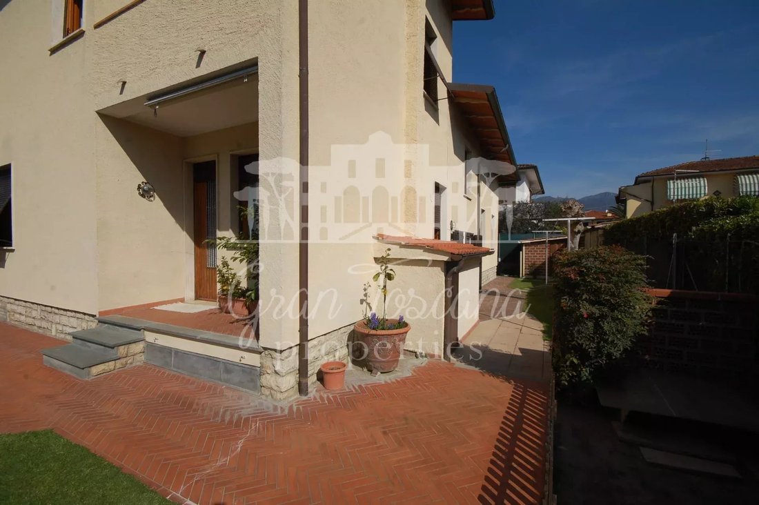 Villa in Tonfano, Pietrasanta, Italy 2 - 14428015