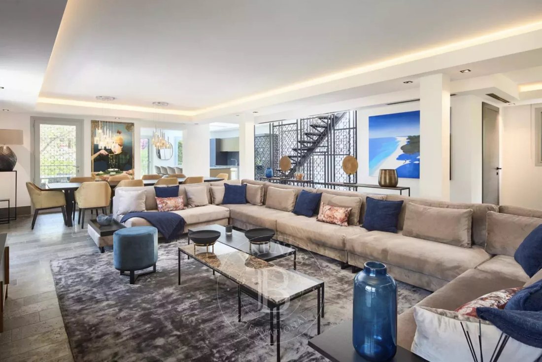 Villa in Antibes, Provence-Alpes-Côte d'Azur, France 2 - 13558397