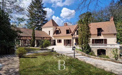 House in Poigny-la-Forêt, Ile-de-France, France 1