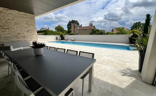 Vienne Department (86) 19th And 20th Century Chateau 345 Acres Of Land