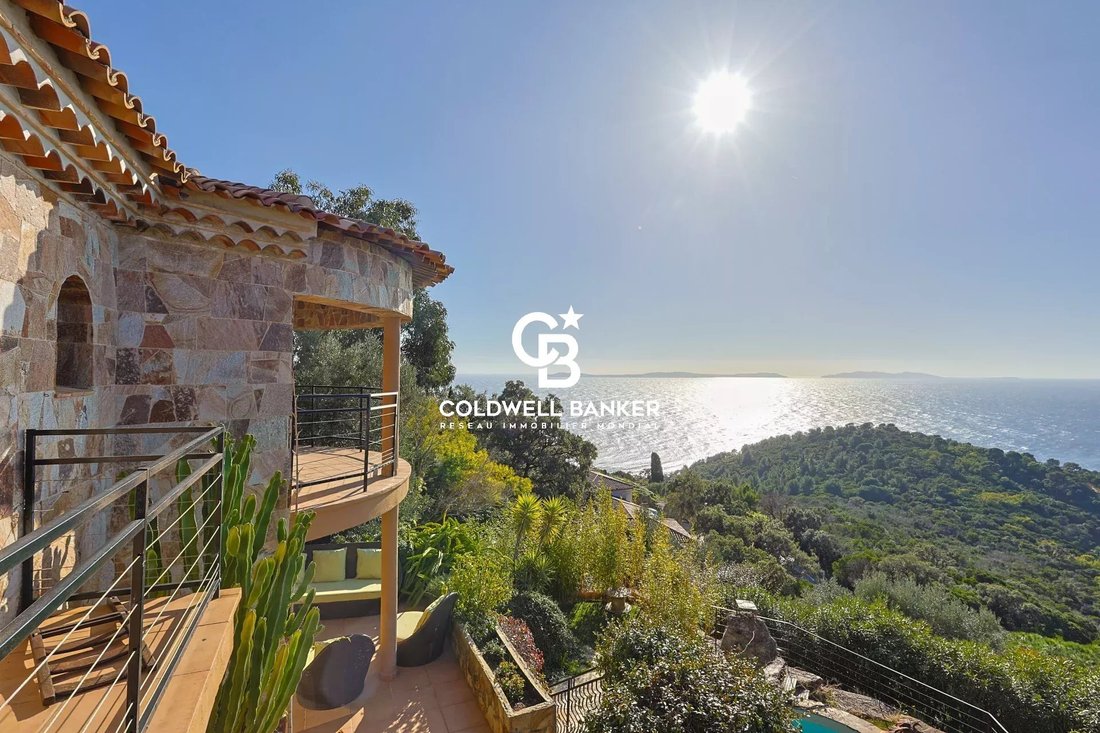 Estate in Rayol-Canadel-sur-Mer, Provence-Alpes-Côte d'Azur, France 1 - 15116911