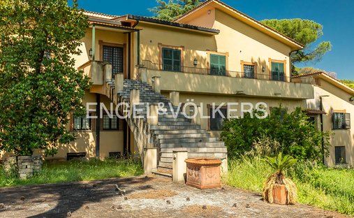 Villa in Tor Cervara, Rome, Italy 1
