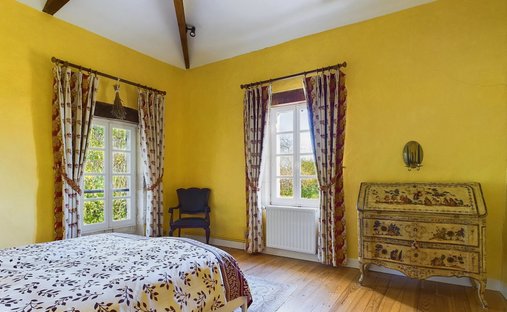 Castle for Sale in Saussignac, Nouvelle-Aquitaine, France