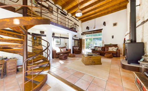 The Noble Chartreuse With Swimming Pool And Pigeoneer