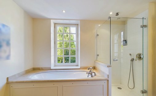 Castle for Sale in Saussignac, Nouvelle-Aquitaine, France