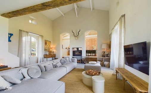 The Noble Chartreuse With Swimming Pool And Pigeoneer