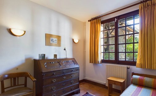 Castle for Sale in Saussignac, Nouvelle-Aquitaine, France