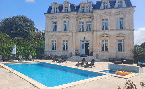 House in Est, Saint-Jean-d'Angély, France 1
