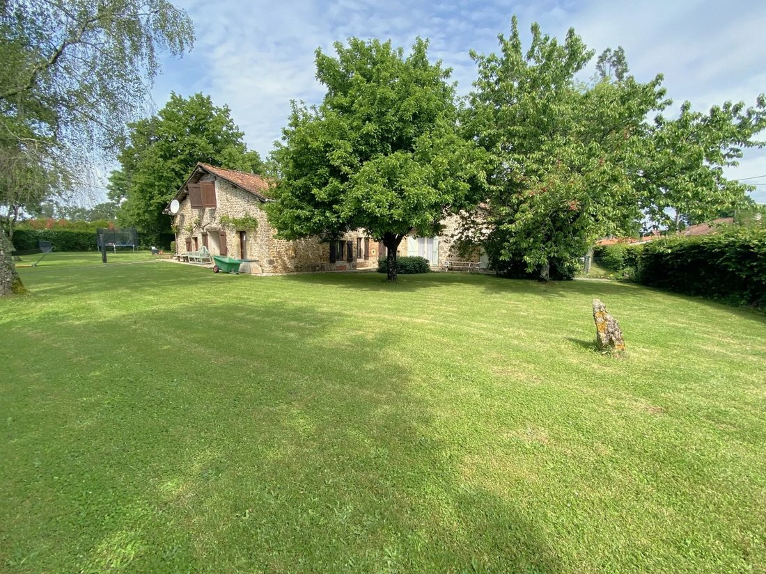 House in Chasseneuil-sur-Bonnieure, Nouvelle-Aquitaine, France 1 - 15227884