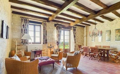 Castle for Sale in Saussignac, Nouvelle-Aquitaine, France