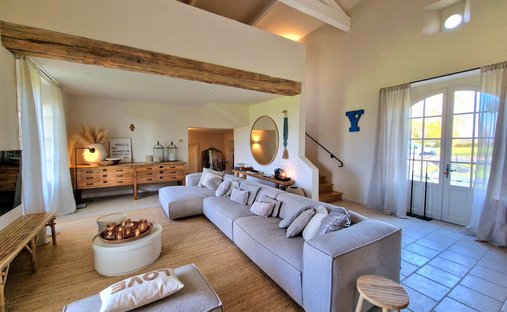 The Noble Chartreuse With Swimming Pool And Pigeoneer