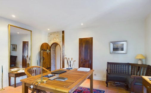 Castle for Sale in Saussignac, Nouvelle-Aquitaine, France