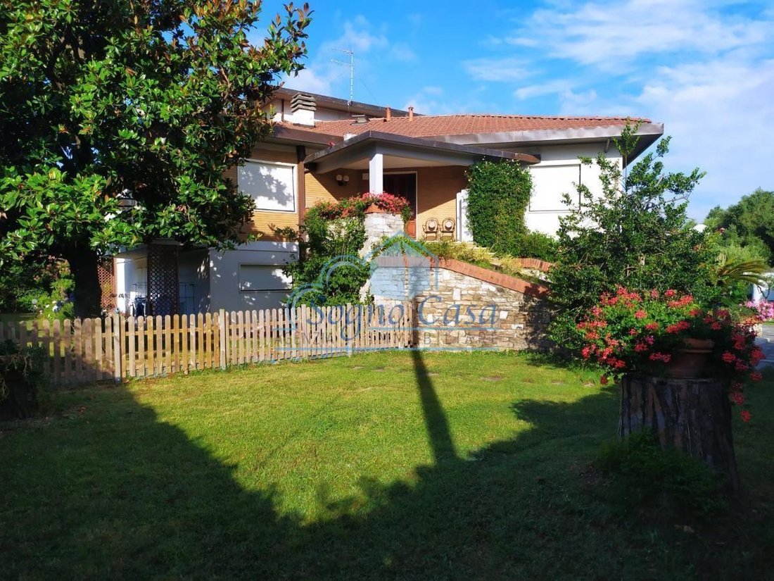 Villa in Marina di Carrara, Tuscany, Italy 2 - 15229636