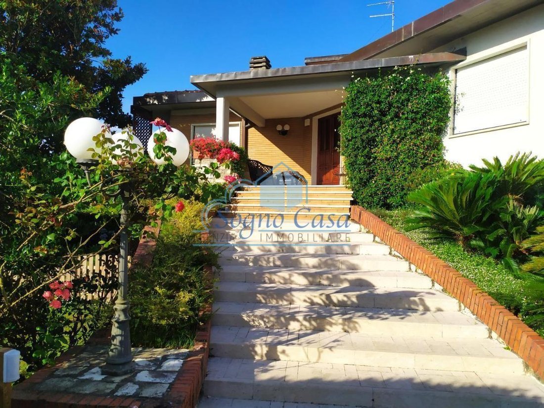 Villa in Marina di Carrara, Tuscany, Italy 1 - 15229636