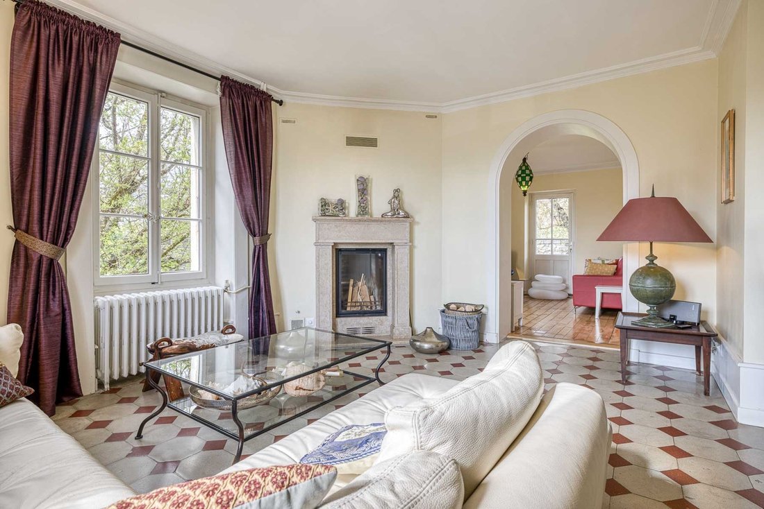 House in Divonne-les-Bains, Auvergne-Rhône-Alpes, France 1 - 13999225