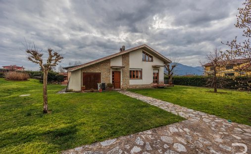 Villa a Barga, Toscana, Italia 1