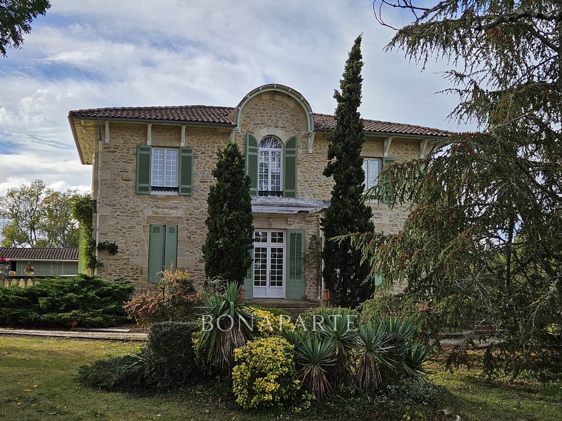 Château des Rêves Bordelais: 6 Hectares of Timeless Elegance Near Bordeaux