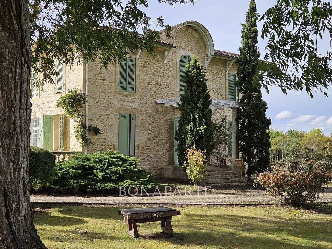 Château des Rêves Bordelais: 6 Hectares of Timeless Elegance Near Bordeaux