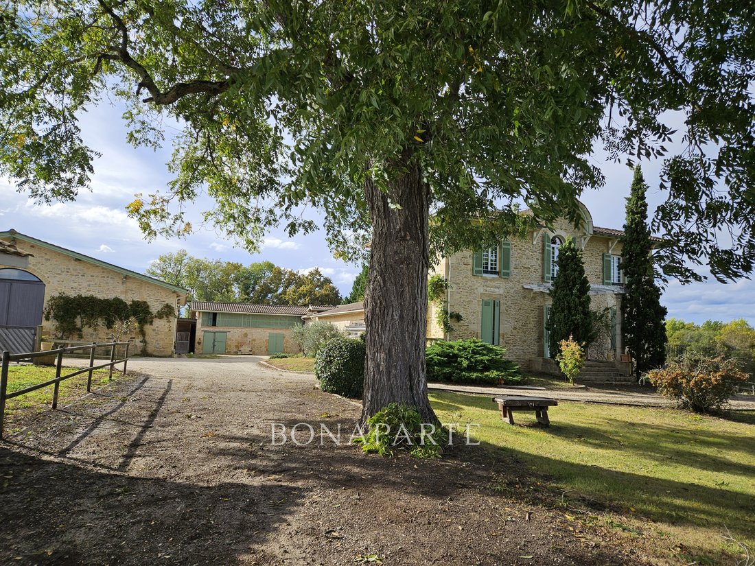 Château des Rêves Bordelais: 6 Hectares of Timeless Elegance Near Bordeaux