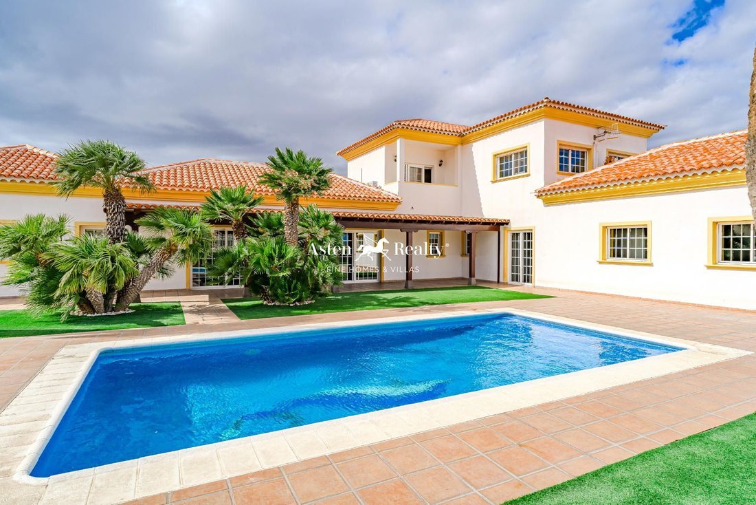 Villa in San Miguel de Abona, Canary Islands, Spain 1 - 15244236