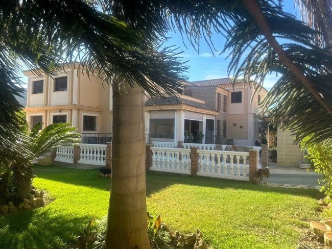 Villa in La Linea de la Concepcion, Andalusia, Spain 1 - 14813053