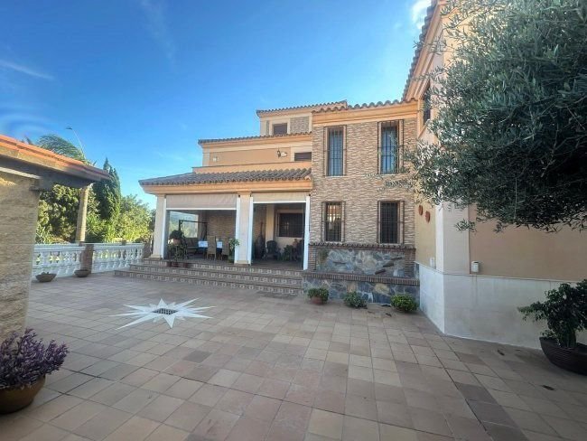 Villa in La Linea de la Concepcion, Andalusia, Spain 3 - 14813053