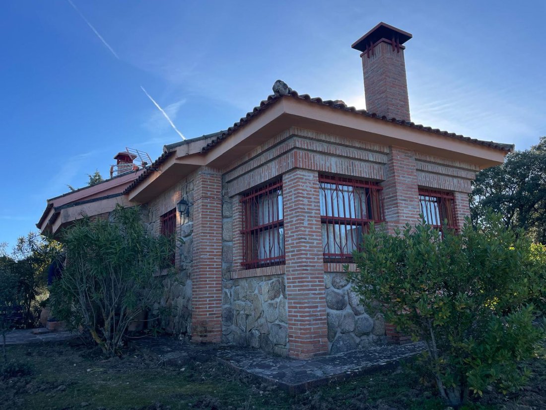 Chalet in Valdemorillo, Comunidad de Madrid, Spain 2 - 15247426