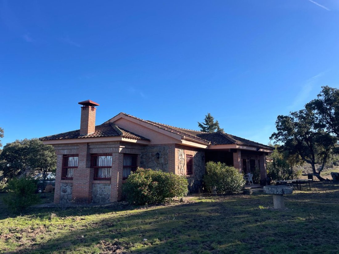Chalet in Valdemorillo, Comunidad de Madrid, Spain 1 - 15247426