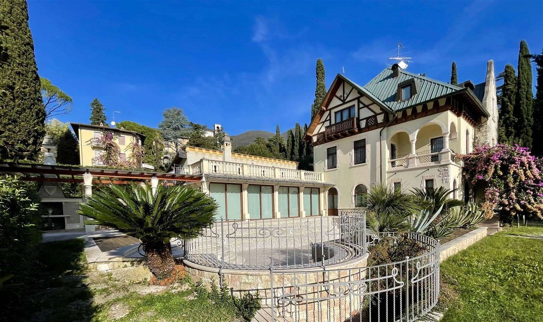 Villa in Gardone Riviera, Lombardy, Italy 1 - 15250453