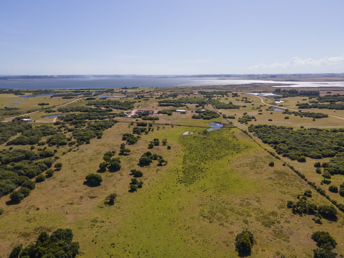 House in Chacras de Medellin Sur Lac, Maldonado Department, Uruguay 1 - 15255269