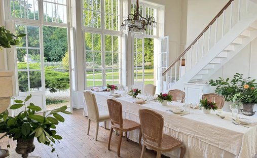 Beautiful Manoir In Enclosed Private Parkland Garden Close To Amenities In Melle, Close To Niort.