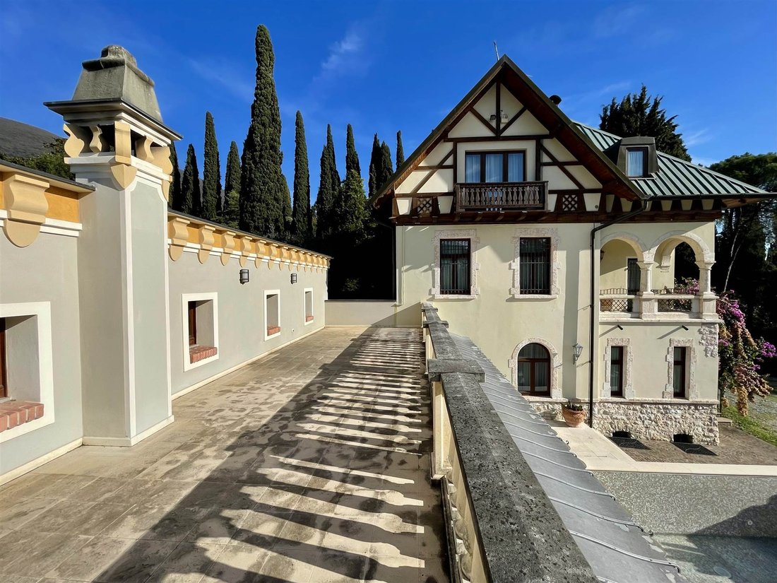Villa in Gardone Riviera, Lombardy, Italy 2 - 15250453