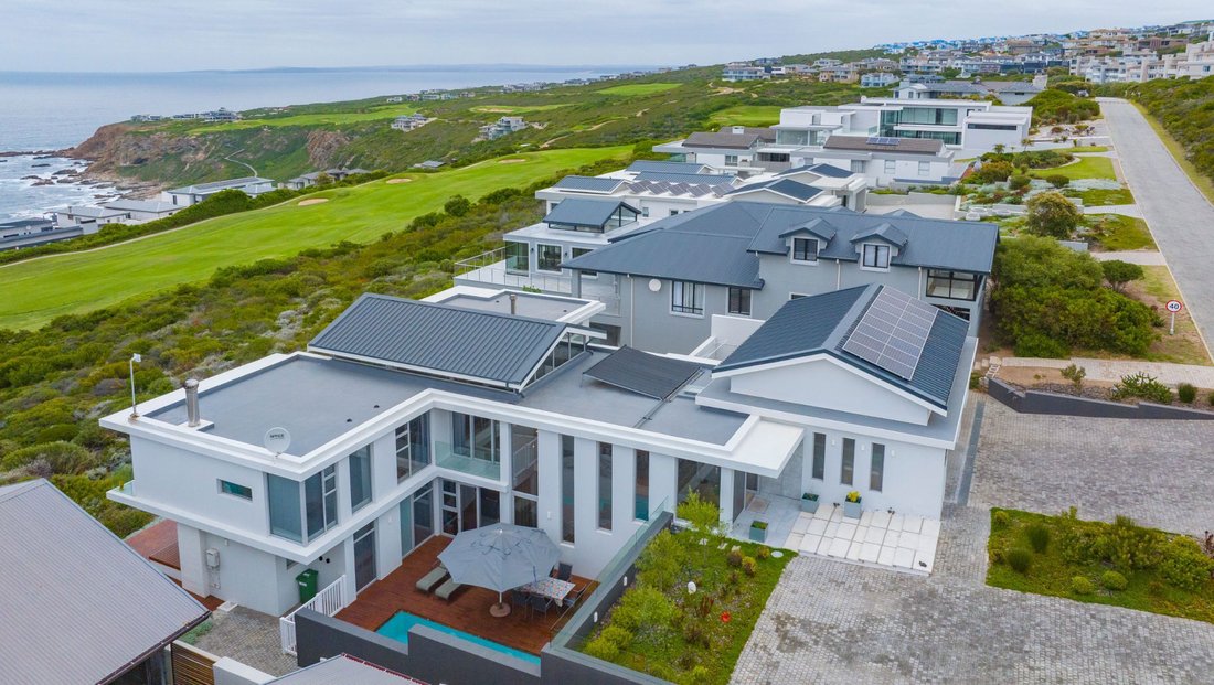 Estate in Mossel Bay, Western Cape, South Africa 1 - 15243207