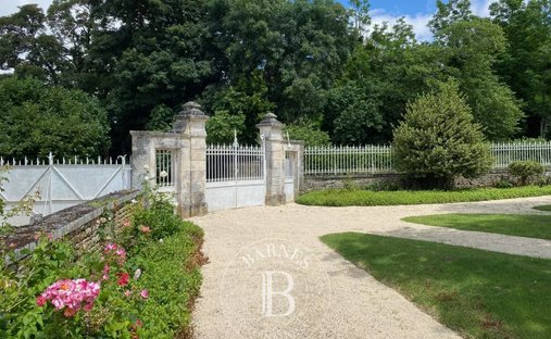 Beautiful Manoir In Enclosed Private Parkland Garden Close To Amenities In Melle, Close To Niort.