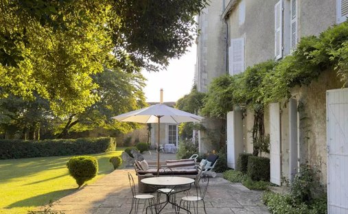Beautiful Manoir In Enclosed Private Parkland Garden Close To Amenities In Melle, Close To Niort.
